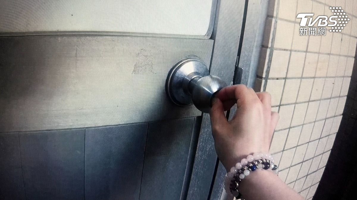 公廁門鎖故障　警員10元硬幣機警救援。（圖／TVBS）