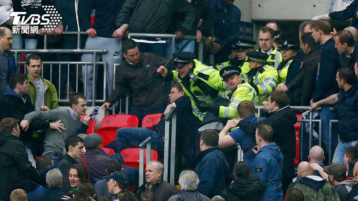 運動賽事的觀眾席上，越來越常見暴力事件，專家認為與球迷的忠誠心有關。(圖／達志影像路透社)