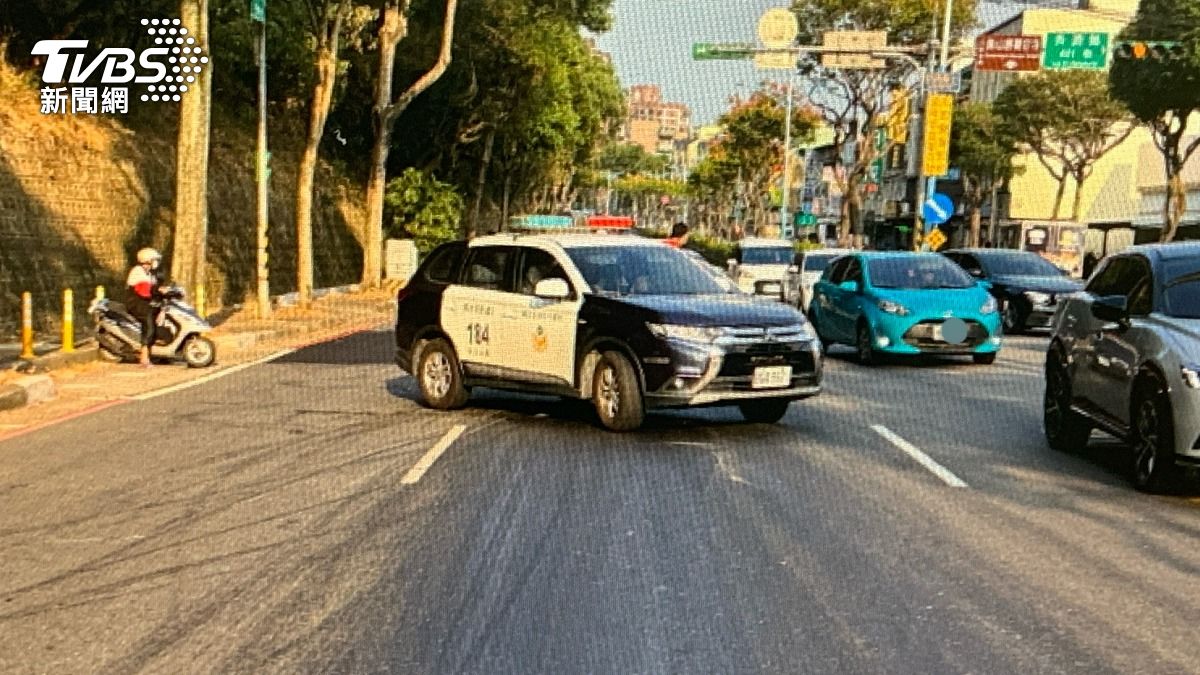 桃園驚見油漬陷阱！回收油外洩逾百米　3機車連環摔1人骨折