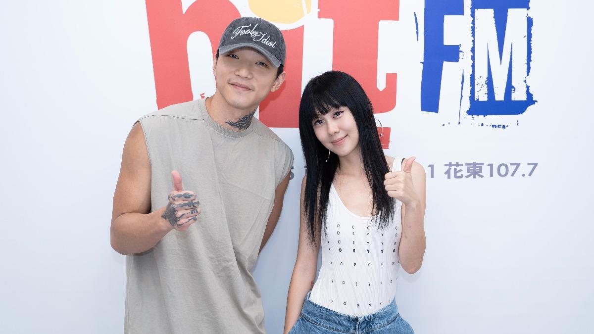 白安（右）擔任期間限定節目DJ，和「傻子與白痴」主唱蔡維澤暢聊。（圖／Hit Fm聯播網提供）