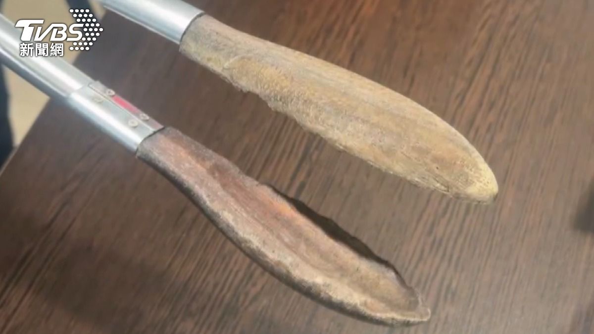 就是這把木質夾子，疑似脫落掉進鍋中，誤入顧客碗裡。（圖／TVBS）