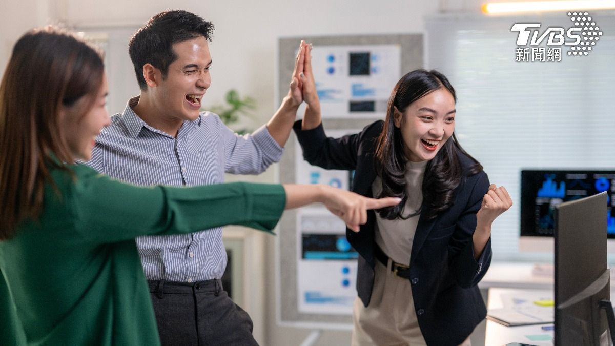 4生肖未來2年職場運大增!他有貴人相助 坐等升遷加薪