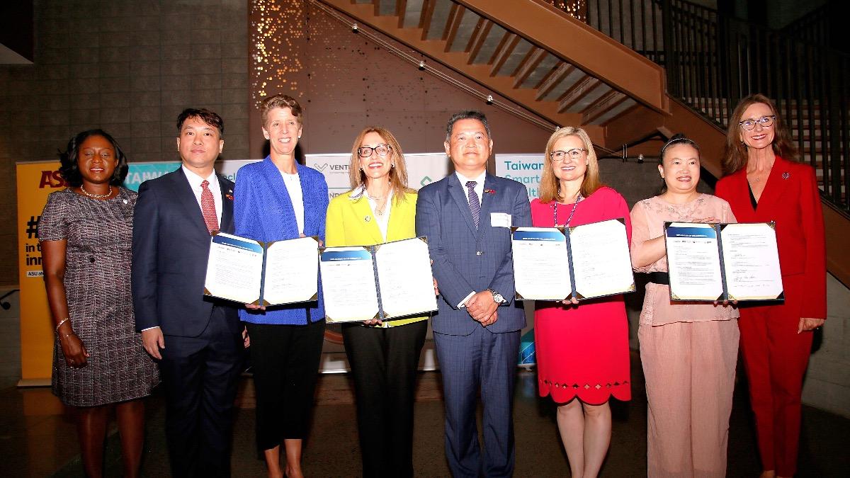 「亞利桑那州智慧醫療訪問團」促成台灣數位健康產業發展協會、亞利桑那州商務局、鳳凰城市政府與亞利桑那州立大學四方簽署合作宣言。（圖／中華民國全國中小企業總會提供）