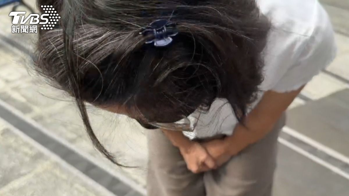 竹北幼兒園負責人鞠躬致歉。（圖／TVBS）