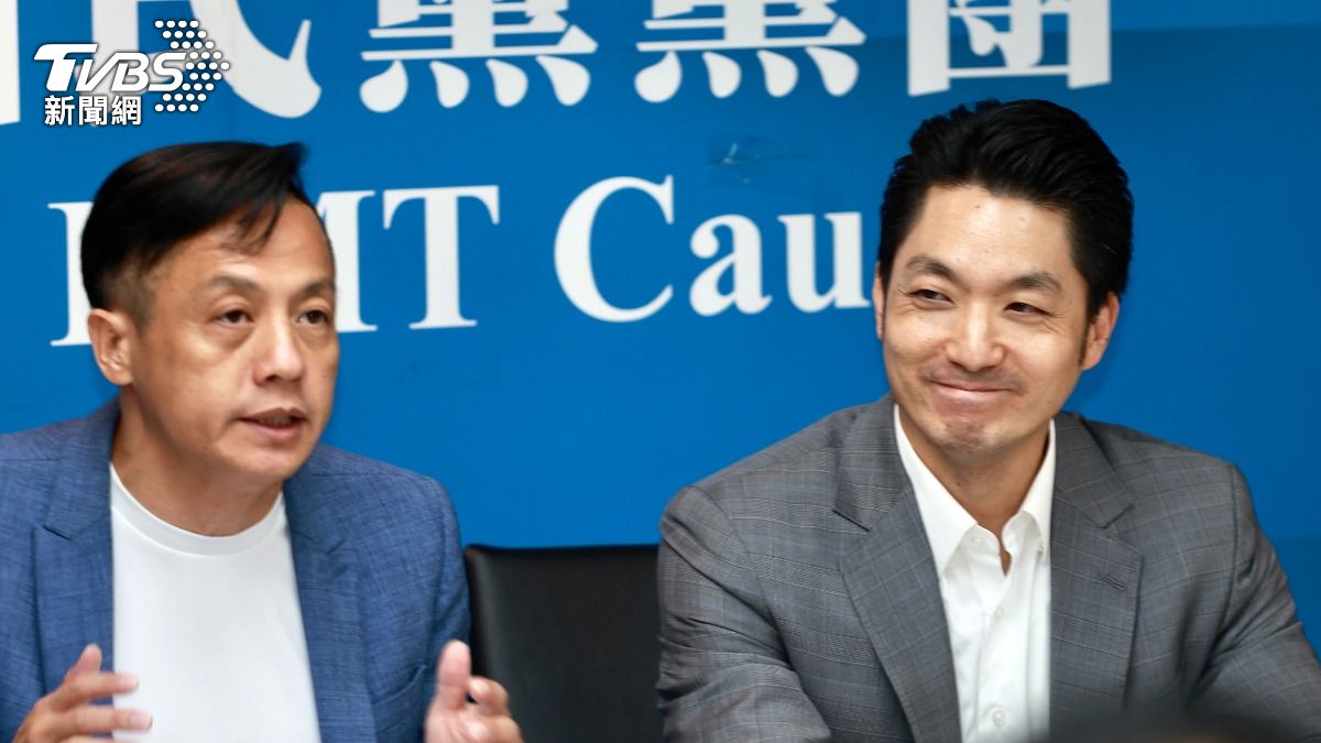 台北市長蔣萬安（右）赴北市議會國民黨團拜會，黨團書記長李明賢（左）一同討論。（圖／華子琛攝）