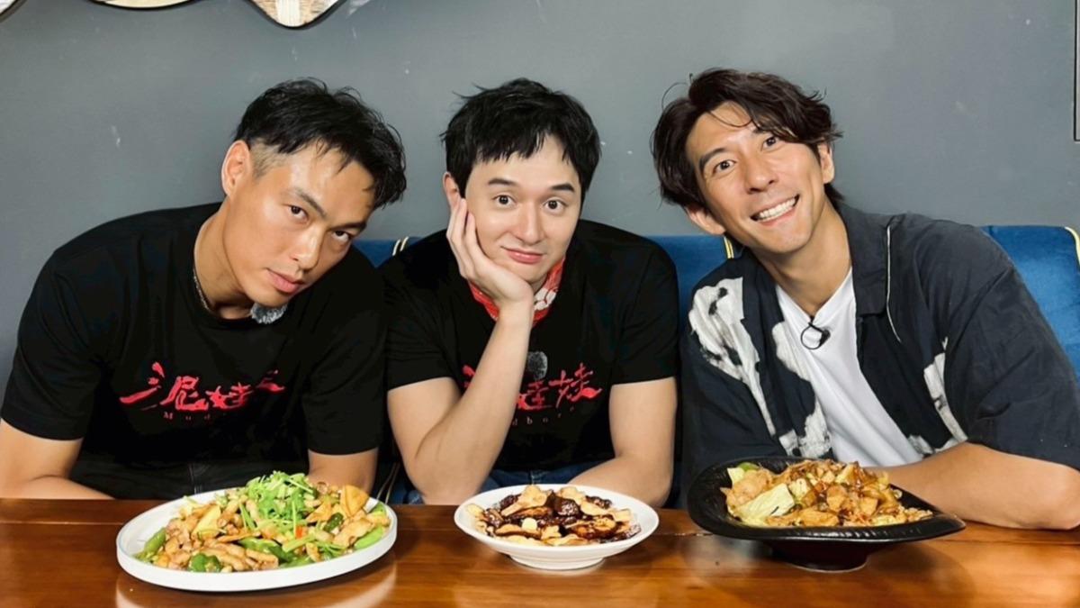 楊祐寧（左起）、張軒睿、修杰楷PK廚藝。（圖／修TIME提供）