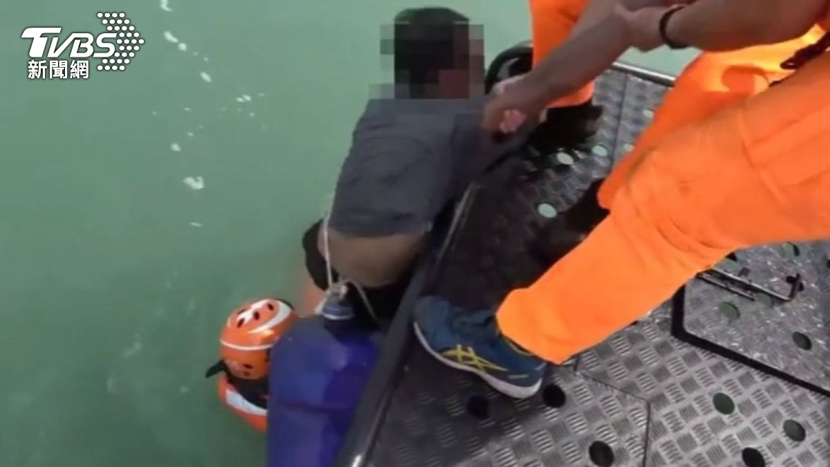 抱浮球漂8小時偷渡金門！　陸男僅帶「百元人幣」辯稱來玩