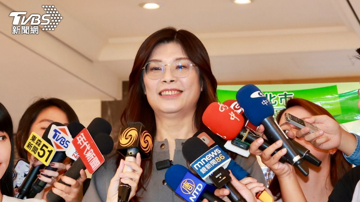 國民黨主席候選人鄭麗文今拜訪前主席洪秀柱。（圖/潘建樺攝）