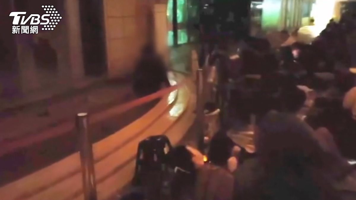 為了「特典」！　影城外夜排「鏈鋸人」　6人落水