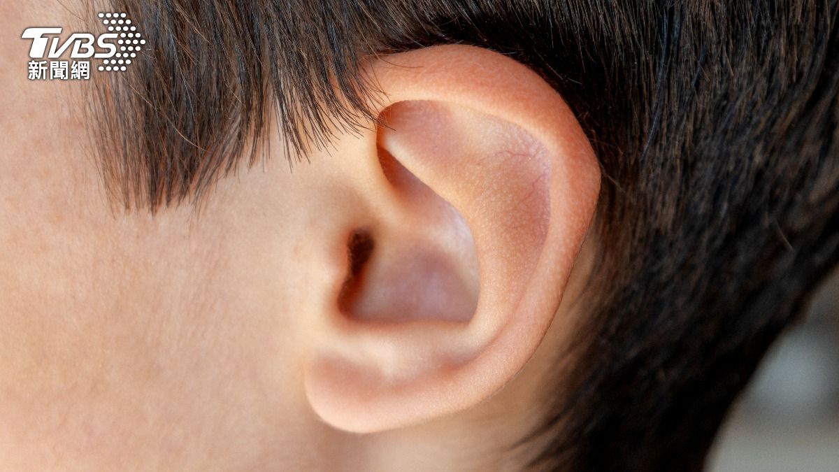 一名網友發現耳鼻喉科有幫忙清耳屎的項目，讓他感到驚訝。（示意圖／shutterstock達志影像）