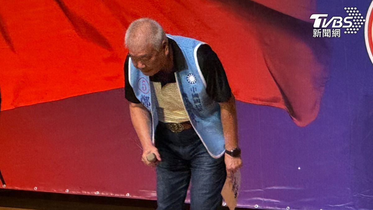 季麟連為失言鞠躬道歉。（圖/陳怡潔攝）