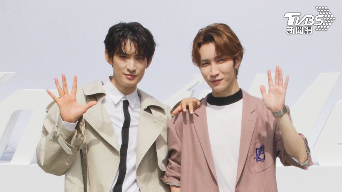 Snow Man向井康二（左）、渡邊翔太今天造訪台北快閃店。（圖／林坤緯攝）