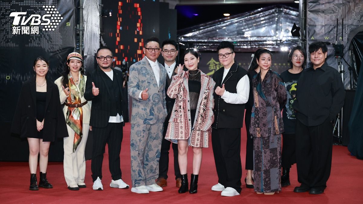 Sandra（中）挺著孕肚和TVBS團隊一起踏上紅毯。（圖／TVBS娛樂組攝）