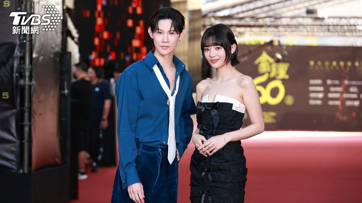 木木（右）和夏和熙擔任紅毯主持，兩人台風超穩，訪問也相當流暢。（圖／TVBS娛樂組攝）