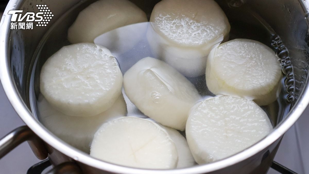 營養師表示，連假聚餐大吃特吃後，不妨煮些白蘿蔔雞湯來喝，可以幫助肝臟解毒。（示意圖／shutterstock達志影像）