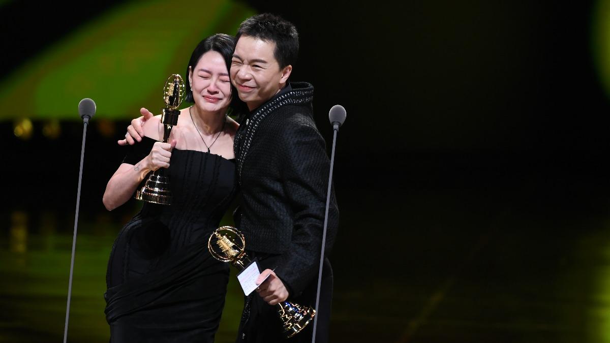 小S和派翠克抱回綜藝節目主持人大獎。（圖／三立提供）