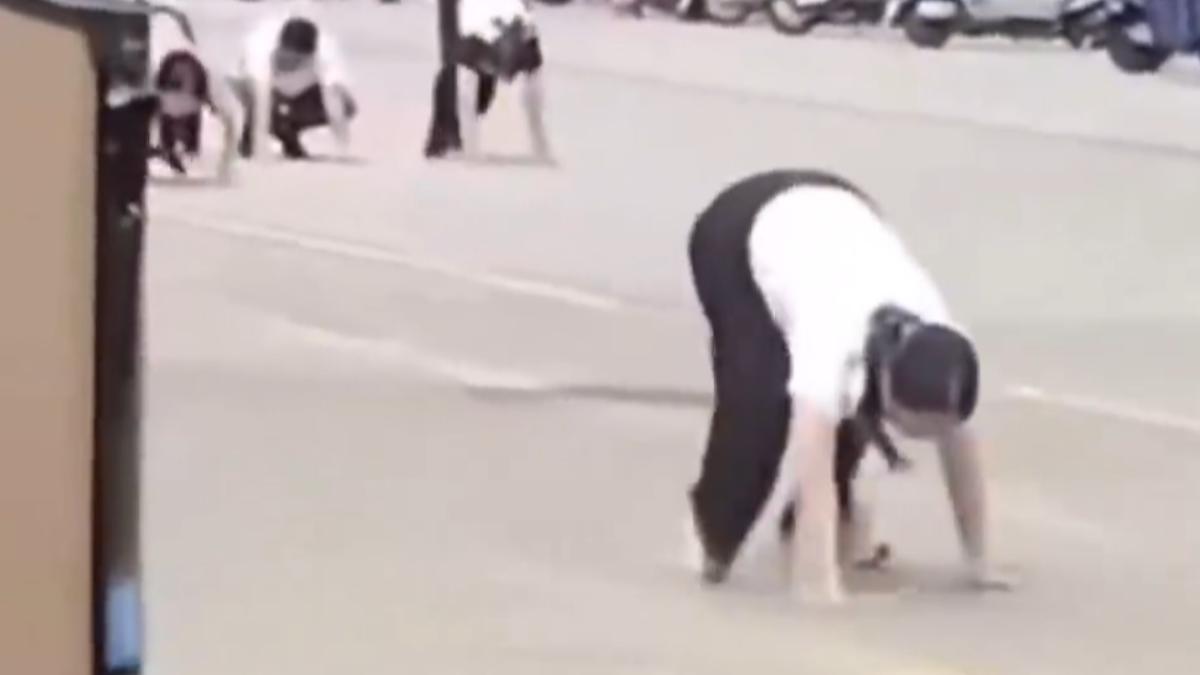 中國惠州市惠陽區開城大道16日中午，出現多名年輕男女在街頭四肢著地爬行並模仿狗叫聲。　（圖／翻攝自微博＠百姓關注）