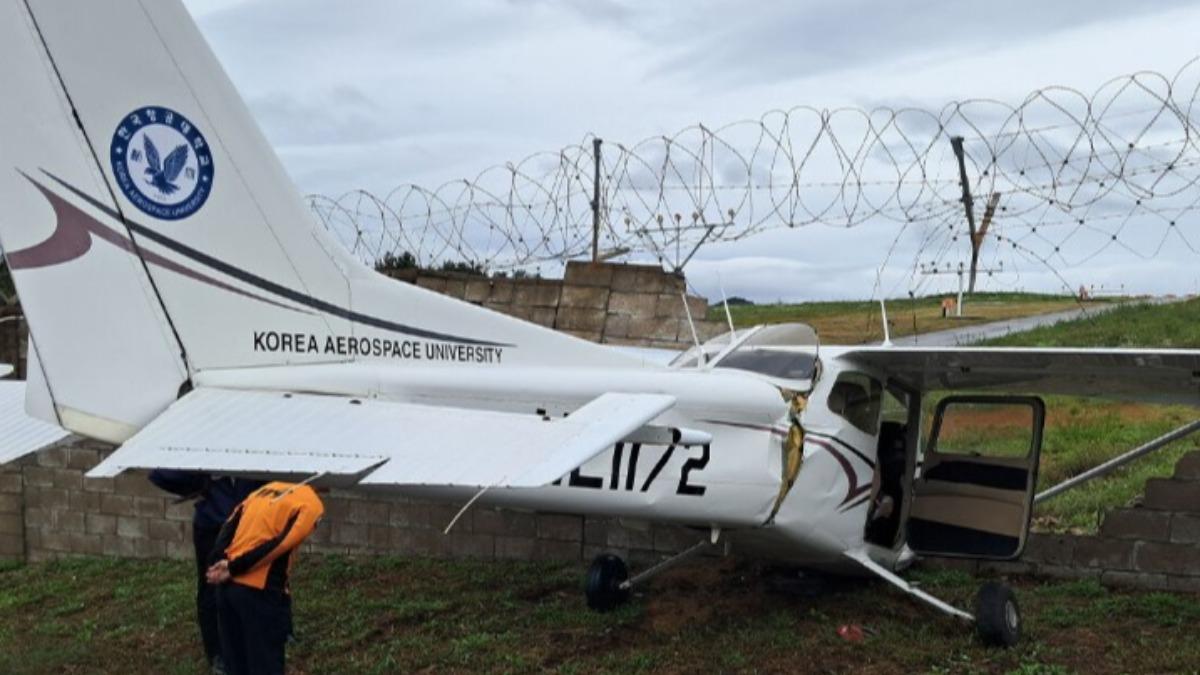 南韓一架輕型飛機降落時發生意外，撞上跑道牆。（圖／翻攝自 yna）