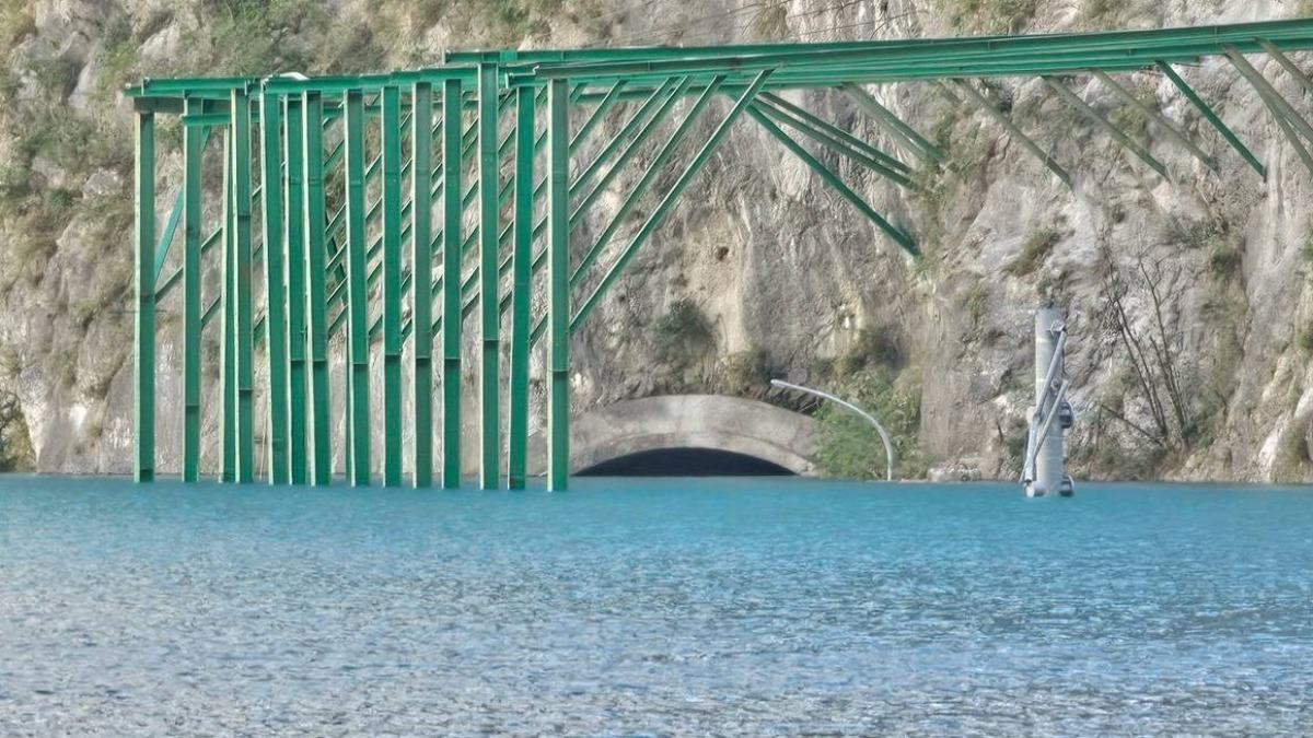 立霧溪堰塞湖水位飆升！魯丹橋成瀑布　靳珩隧道西口一度遭滅頂