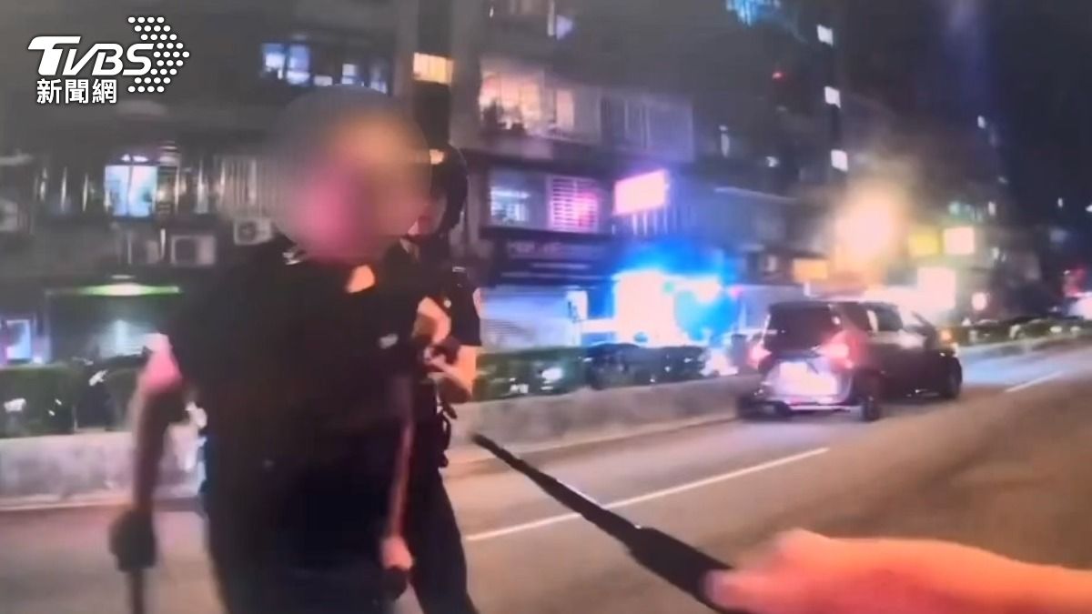 烘爐地談判變街頭暴力！2男持棍暴打48歲男　警方路過秒壓制