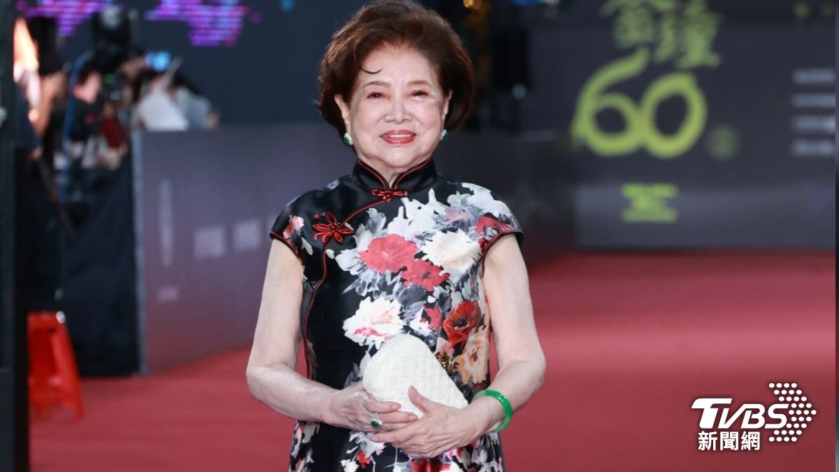 金鐘60／「國民阿嬤」陳淑芳走上紅毯預備領特別貢獻獎　億萬導演葉天倫挽手陪走