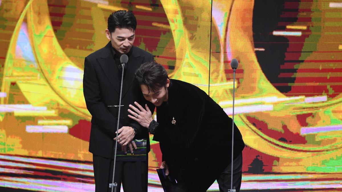 温昇豪好奇阿Ken的摸肚照真相。（圖／三立提供）