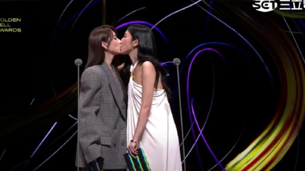 楊謹華和柯佳嬿台上玩親親。（圖／翻攝自三立電視）