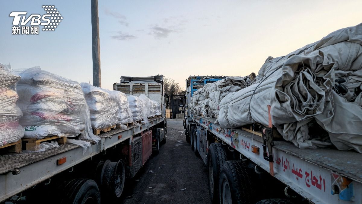 以色列總理尼坦雅胡辦公室強調，只有在哈瑪斯交出所有已故人質的遺體後，加薩走廊南部與埃及接壤的拉法關卡才會重新開放，圖為滿載人道援助物資的卡車在拉法關卡的埃及端排隊等候。（圖／達志影像路透社）
