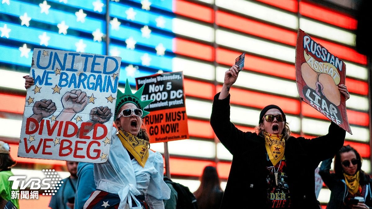 紐約地區計有超過10處由民間團體發起的反川普集會，其中位於曼哈頓中心的時報廣場場面盛大。（圖／達志影像路透社）