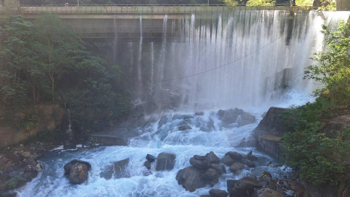 太魯閣燕子口堰塞湖水位距離壩頂不到5公尺，隨著水氣移入恐提升潰決風險。（圖／翻攝自「林業及自然保育署花蓮分署」臉書）