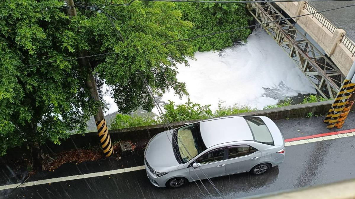 宜蘭驚見「泡泡河」！疑颱風天偷排廢水　洗衣廠恐噴300萬