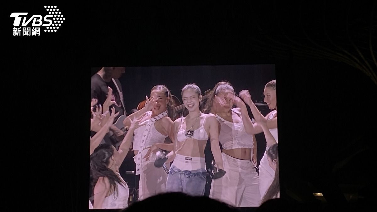 直擊／Jennie脫了！辣露北半球+超猛低腰　Rosé今天吃鹹酥雞