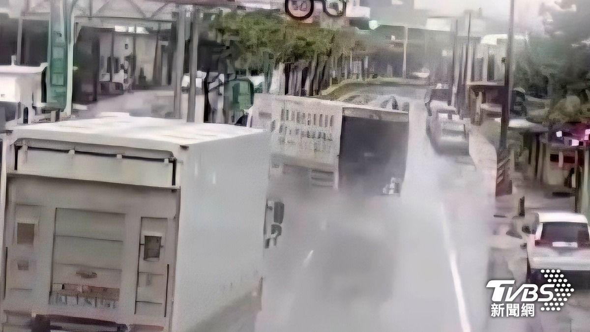 八里驚險車禍！大貨車失控衝越分隔島　號誌燈桿斷三節