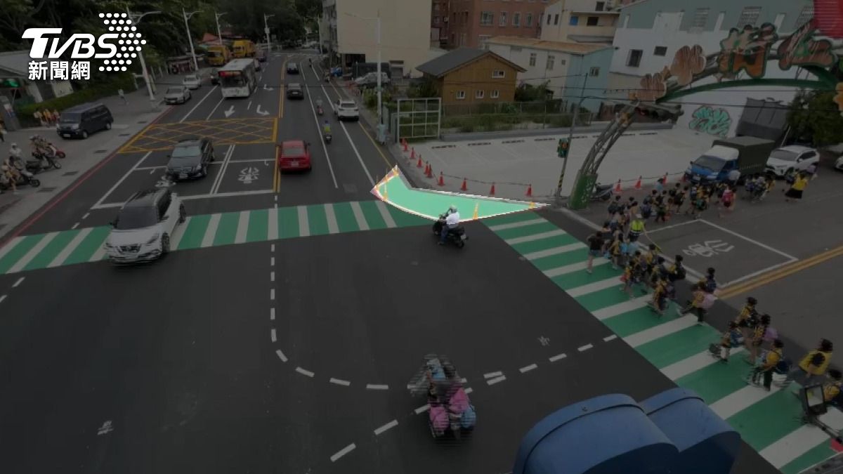 霧峰中正路新劃「標線型人行道+防撞桿」居民怨：出入遭擋