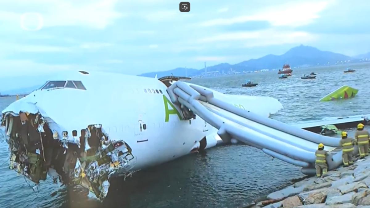 阿聯酋貨機香港機場墜海釀兩死！繩索固定機身殘骸待打撈