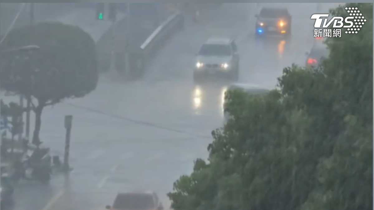 豪雨襲北台！　5縣市停班課達標　估3日總雨量破千