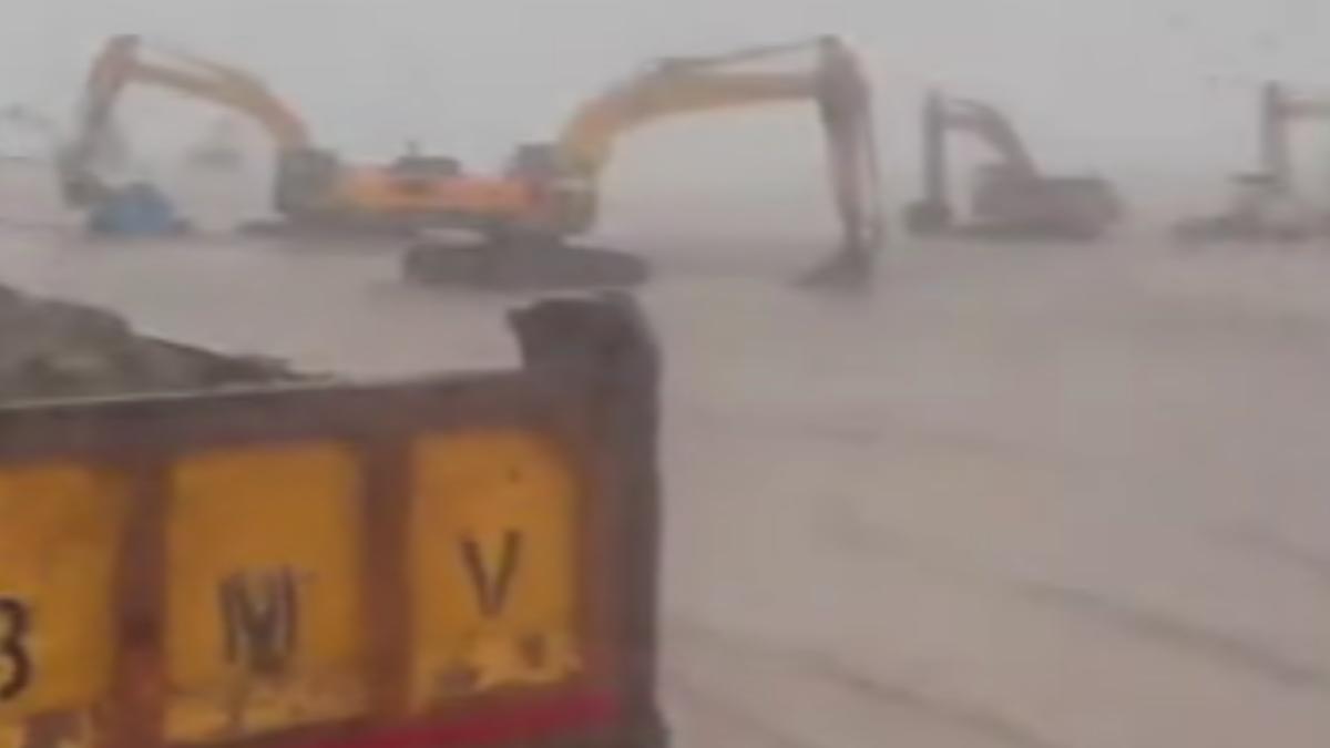 大雨狂炸雙北！白車打滑撞分隔島　冒濃煙車頭全毀