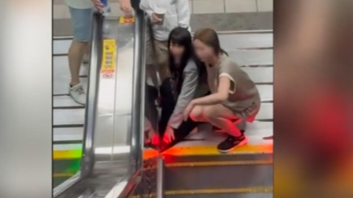長裙捲進手扶梯！女子驚險蹲地拉扯　路人緊急救援畫面曝光