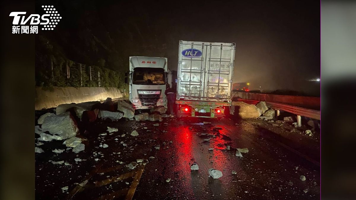 台2線降「落石雨」　2貨車撞上石塊慘拋錨
