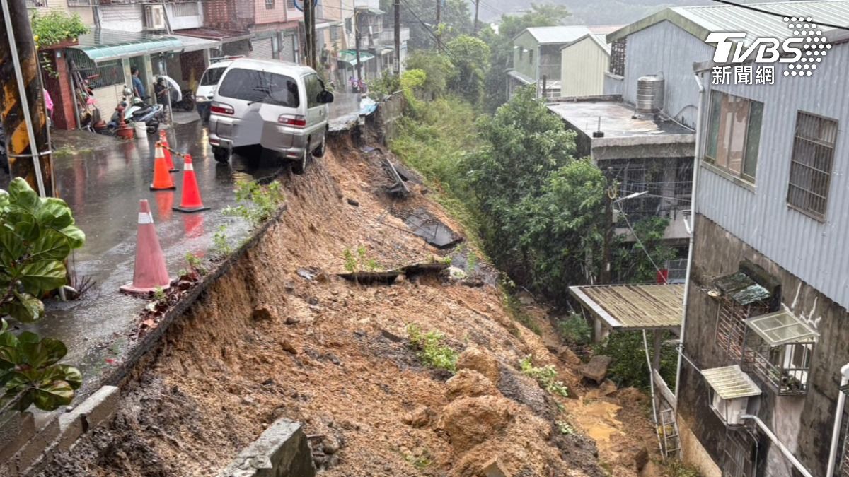 三峽區發生土石滑落。（圖／TVBS）