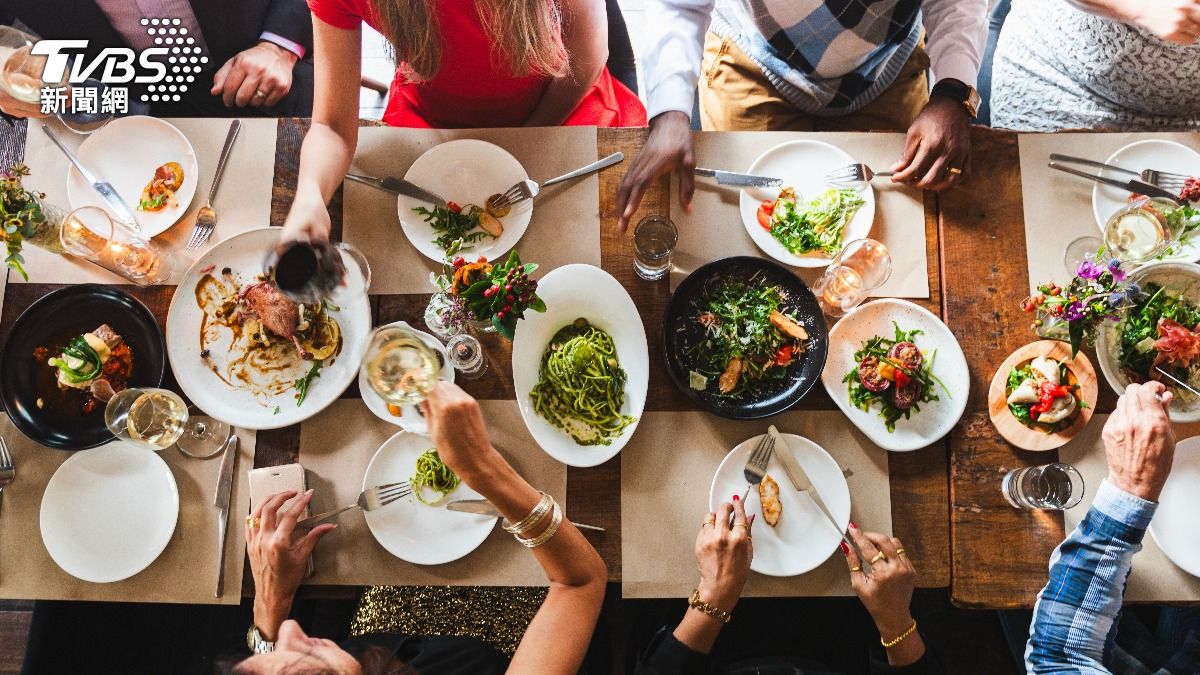 員工聚餐挑餐廳!新同事「吃全素」丟一句話他傻眼 網兩派吵翻