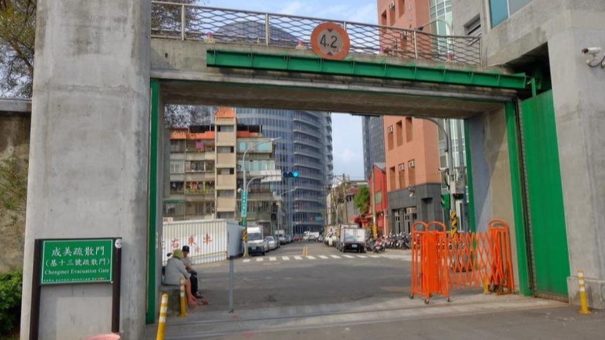 雨漸緩！北市清晨陸續開啟疏散門　午後恢復紅黃線禁停管制