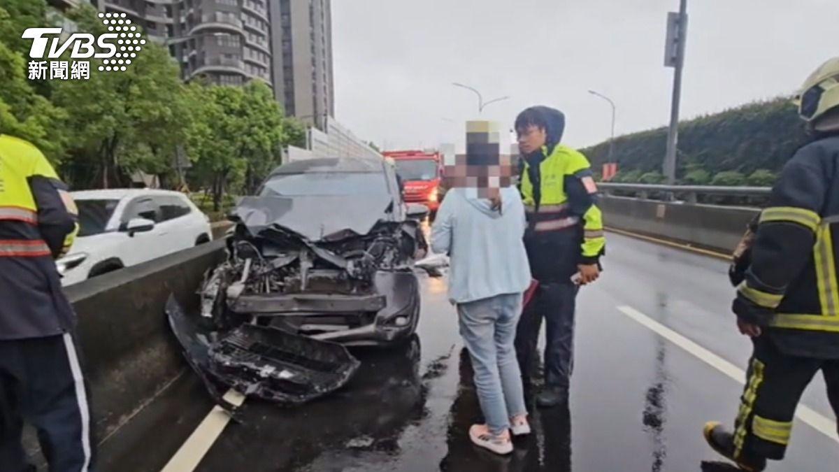 新北環快4車連撞釀3傷，女稱打滑釀禍。（圖／TVBS）