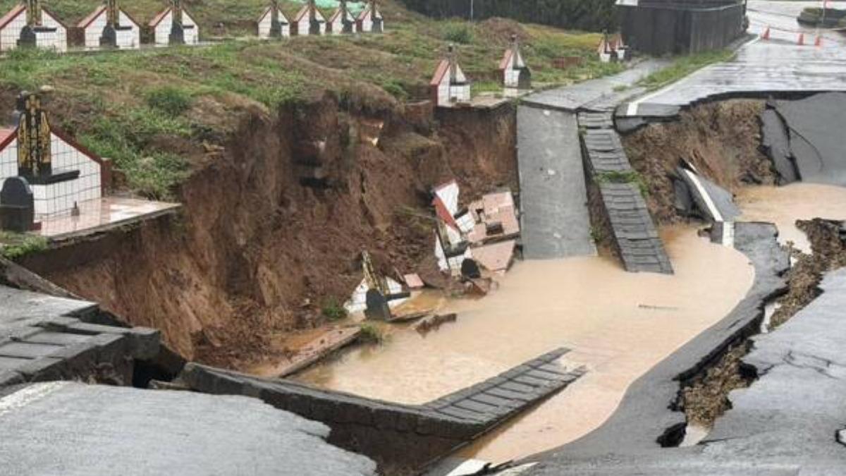 雨炸北台！蘆竹生命紀念園區塌出大坑　棺材外露、墓碑泡水中