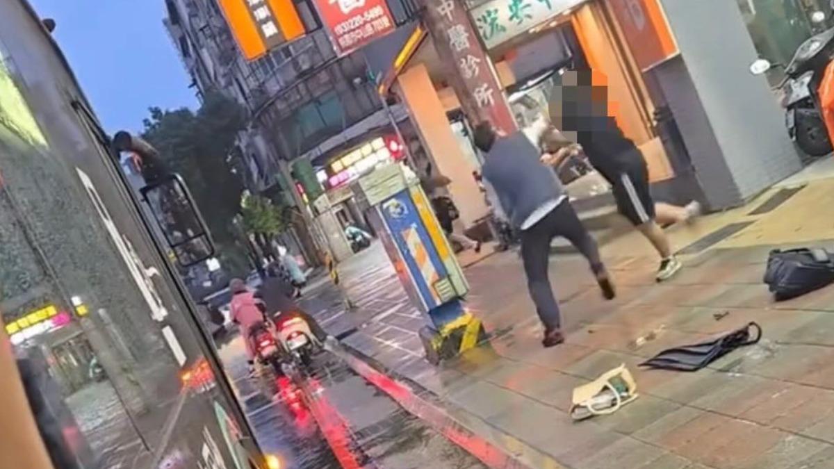 高中生與桃客司機街頭互毆爆打「滿臉鼻血」倒地　衝突原因曝