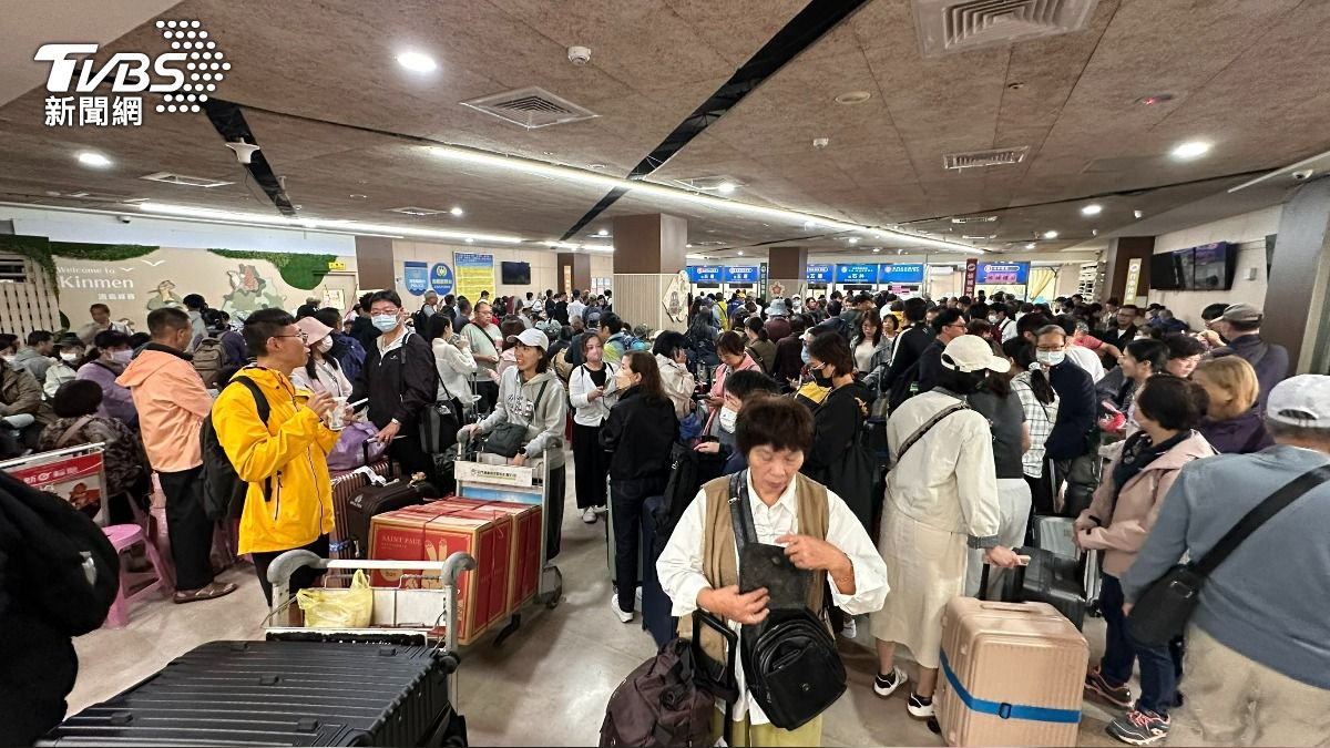 說變就變！小三通上午驚喜復航午後再停　上千候補人潮擠滿碼頭