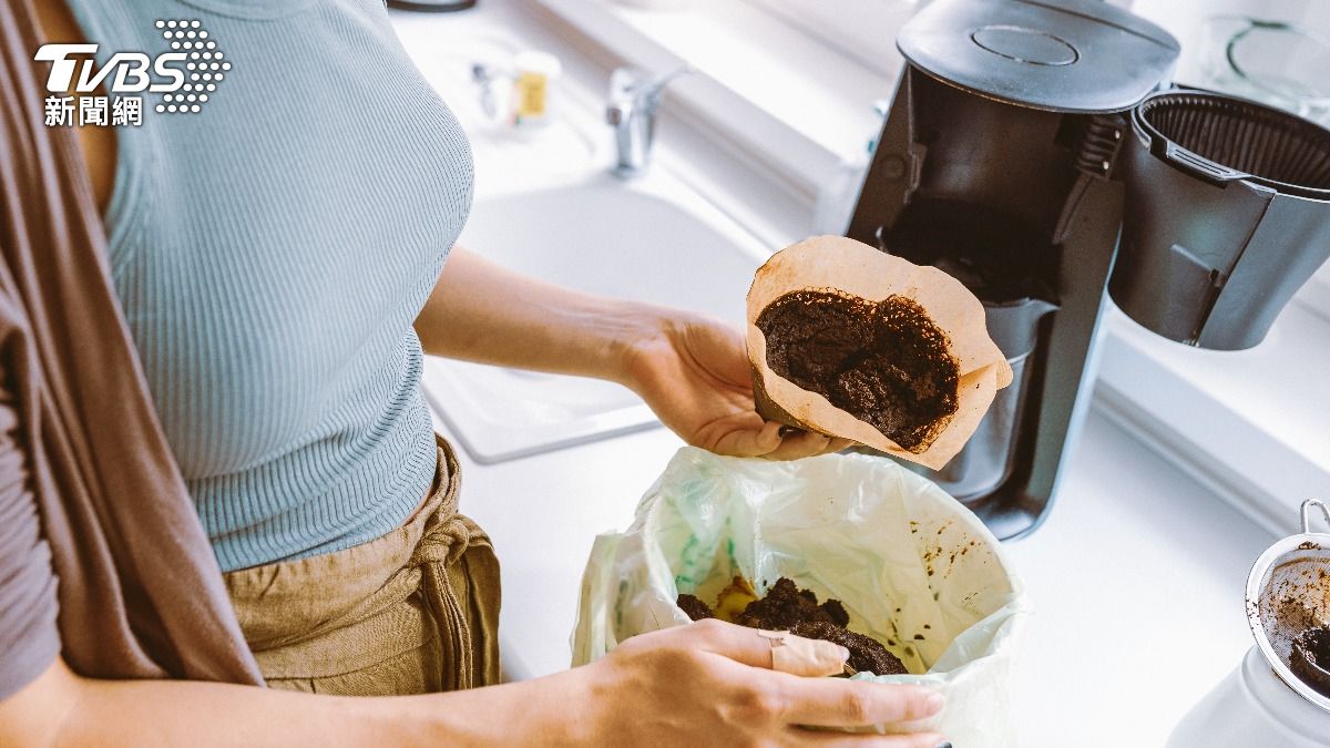 咖啡渣竟可以做成磨砂膏,成天然去角質材料。(示意圖/shutterstock達志影像) 咖啡渣竟可以做成磨砂膏,成天然去角質材料。(示意圖/shutterstock達志影像)