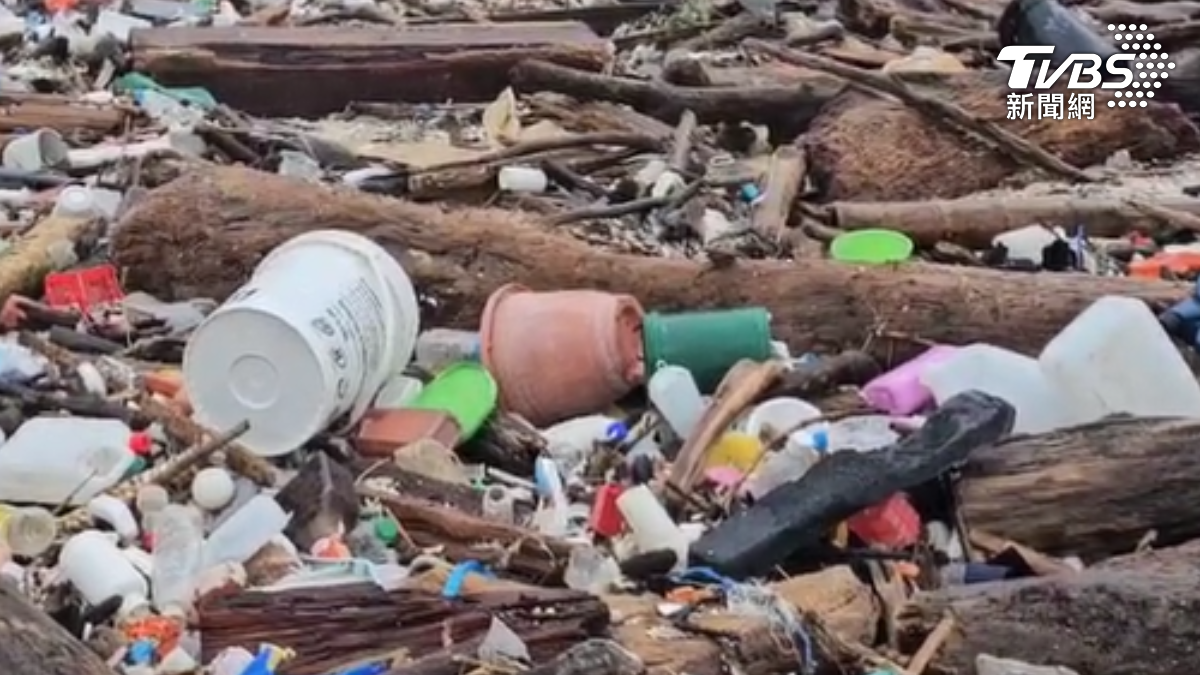 基隆大武崙沙灘「滿目瘡痍」!連日豪雨後垃圾覆蓋 估需一週清理