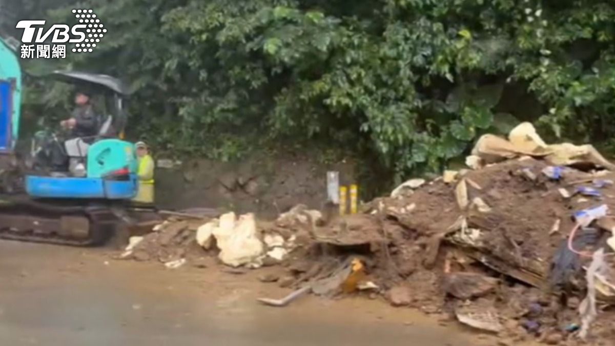 雨彈狂炸! 陽明山「土石坍方」 「落湯猴」躲雨