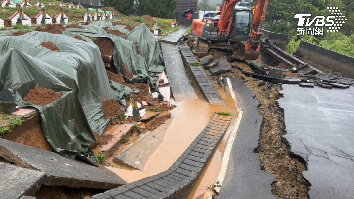 桃園豪雨釀災!蘆竹墓園嚴重坍方 5座墓基暴露外